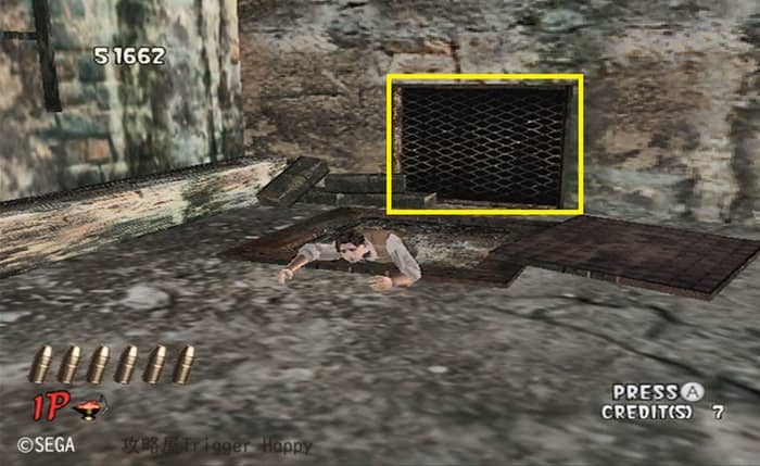 男性の背後の金網